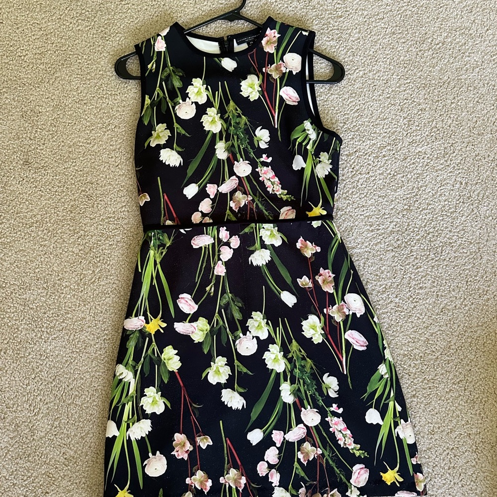 Victoria Beckham dress size XS. Sleeveless Black dress with flowers.